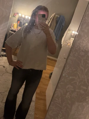 Krämvit stickad med korta ärmar  - Stickad tröja med korta ärmar, mycket bra skick, inga fläckar eller nåt sånt. 