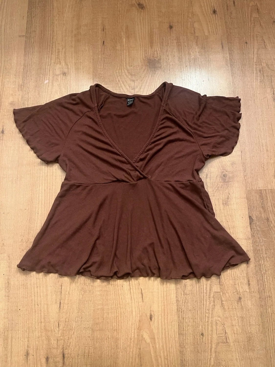 Brun omlottopp med v-ringning