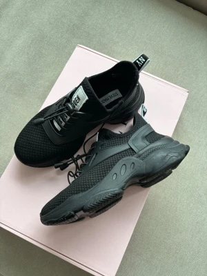 Steve Madden - Steve Madden sneakers, storlek 38 små i storleken. Använda 1 gång så dom är så gott som nya.