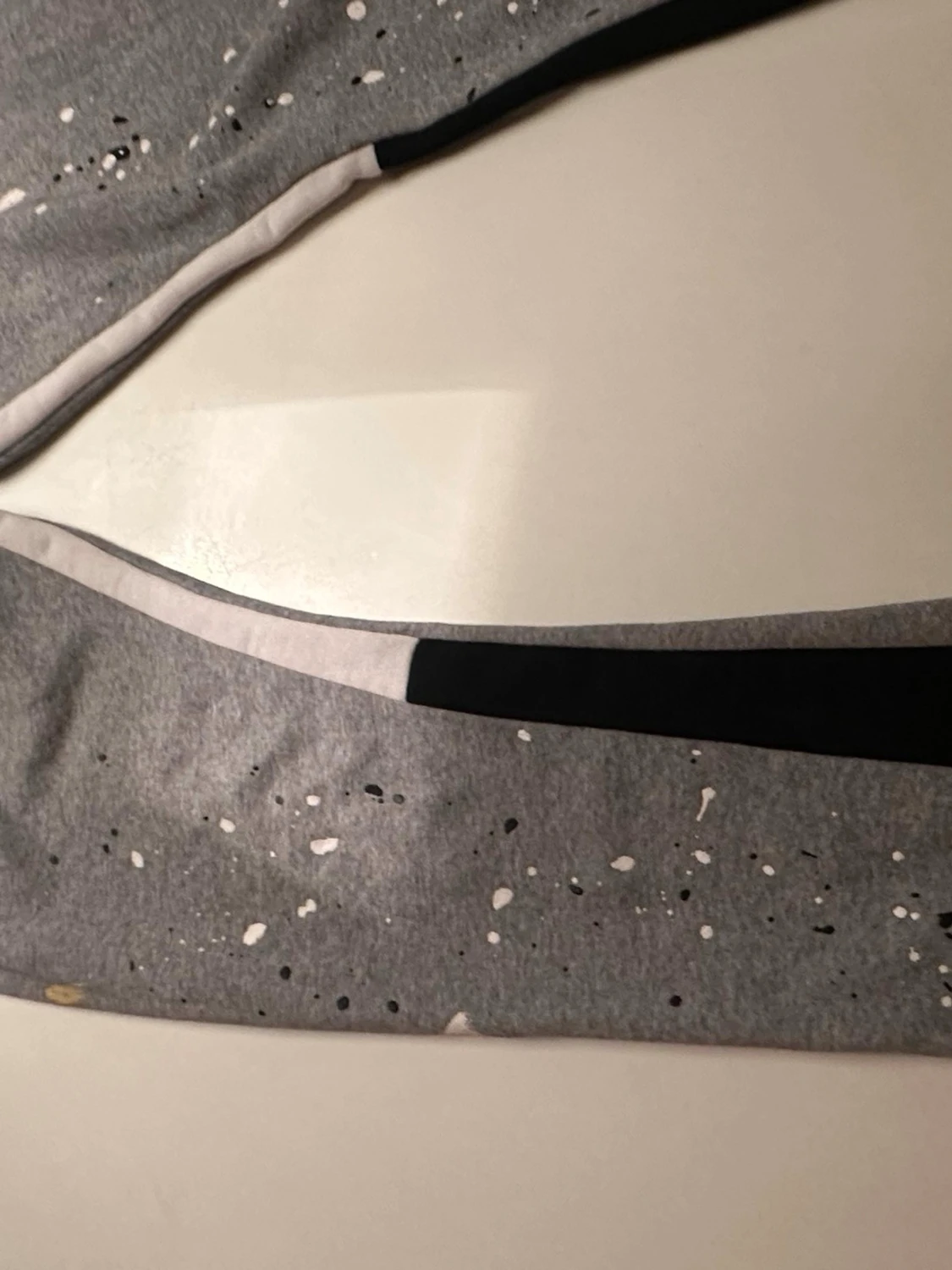 Grå mjukisbyxor med färgstänk - 1