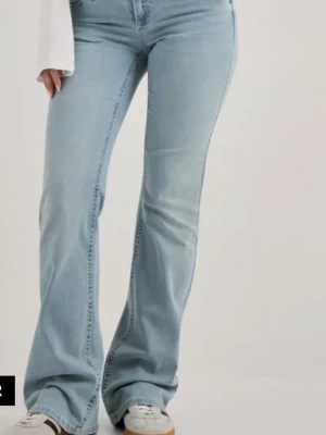 Ljusblå bootcut jeans - Jag har testat dom på tre gånger,känner mig inte bekväm i dom. Har prislappen kvar.Skriv om jag ska skicka bild på när de sitter på mig.