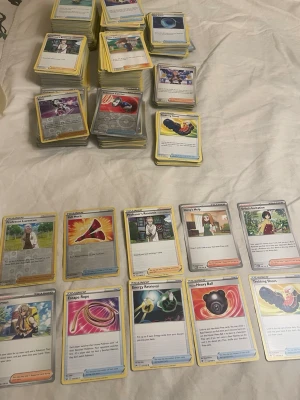 Pokémon tränarkort – lot om 10 kort (supporters & glitter) -  Säljer Pokémon tränarkort i lot om 10 kort.  Varje lot innehåller: 	•	4 supporter-kort 	•	4 övriga tränarkort (items/stadiums) 	•	2 glitter-trainerkort (holo eller reverse)  Glitter-trainerkorten kan vara antingen supporter eller annan typ av tränarkort. Alla lotter har samma uppbyggnad, men korten slumpas.  Bilden visar exempel på kort du kan få – ej exakt innehåll.  Inga garantier på specifika kort eller värde. Passar bra för spel, deckbygge, barn eller samling.  Pris: 69 kr per lot Rabatt vi