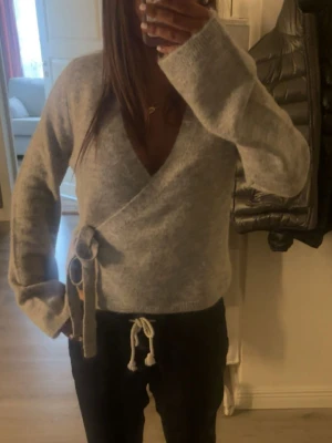 Grå omlottkofta med knyt - Mysig grå omlottkofta från Gina tricot, kommer inte till användning! Har endast använt 1 gång! ❤️