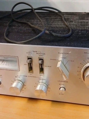 Stereoförstärkare HA-330 i metall - Säljer en vintage stereoförstärkare Pall HA-330 i silverfärgad metall med analoga reglage och VU-mätare. Utrustad med flera ingångar, tonkontroller och hörlursuttag. Perfekt för dig som vill ha klassisk design och bra ljud till högtalare eller hörlurar.
