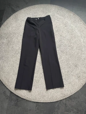 Kostym byxor från lindex - Säljer ett par kostym byxor från Lindex, dom är högmidjade straight/baggy. 152 i storlek. Texten på lappen är lite utsuddad av tvättning. Kontakta om du är intresserad!