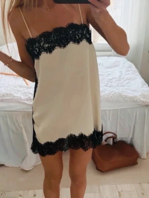 Topp - Från zara i storlek m, framsida längd är 77,5cm. Så går att använda som både klänning och topp.