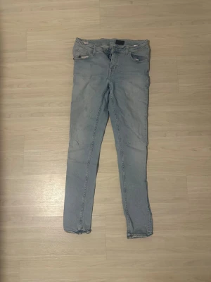 Ljusblå skinny jeans från Boomerang - Säljer ett par ljusblå skinny jeans med klassisk femficksdesign och dragkedjegylf. Jeansen har en smal passform och är perfekta för en avslappnad och trendig look. Modellen är Elsa och storleken är 32/32