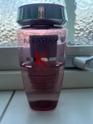 Kerastase Genesis schampo  - Kerastase genesis schampo, se bilder för hur mycket som är kvar (ungefär halva). Perfekt om man vill testa istället för att köpa en mini! Säljes pga att jag har väldigt många andra produkter. Köpt för 400 på Lyko innan jul. 