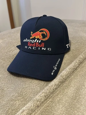Redbull sail racing keps - Mörkblå sail racing keps. aldrig använd. Typ nån collab med redbull antar jag. pris kan diskuteras 