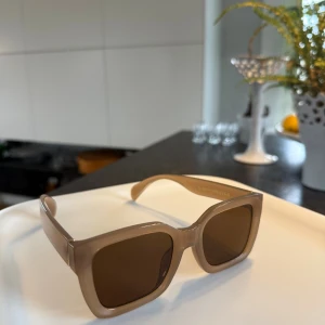 Beige solglasögon - Snygga solglasögon från Carin Wester med breda, fyrkantiga bågar i beige och mörka linser⭐️🤎