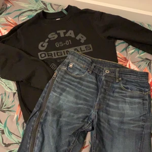 G-Star - Ett par G-star jeans i 27w 32L och en tröja i XS. Båda i nyskick. Jeansen 300kr tröjan 300kr. Båda för 500