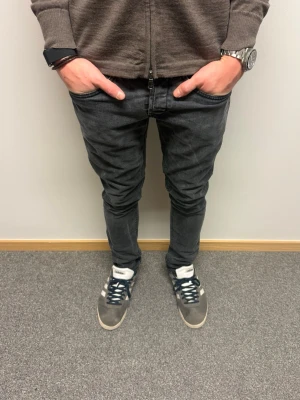 Dondup Jeans George - Dondup Jeans i modell George - Populäraste jeansen på hela Plick.🤩 Nypris = 4000kr , Super bra skick utan defekt (9/10)