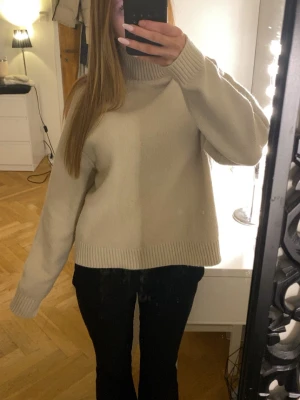 stickad tröja med hög krage  - Säljer denna fina stickade tröjan med en hög krage då den inte kommer till användning längre!