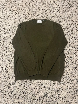 Mörkgrön basic tröja från bläck  - En enkel och stilren mörkgrön tröja från bläck med rund halsringning och långa ärmar. Materialet känns mjukt och lätt, passar bra till lager-på-lager.