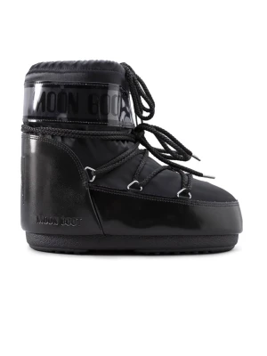 Svarta Moon Boot Classic boots - Säljer ett par svarta Moon Boot Classic boots med hög glansig finish och tydlig logga på skaftet. De har tjocka snören, rund tå och vadderad insida för extra komfort. Perfekta för kalla dagar och riktigt statement till vinterns outfits.