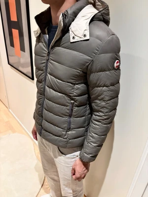 Colmar jacka  - Storlek 46 och sitter typ som en small. Brukar själv ha medium och är 185 och väger 72 kg