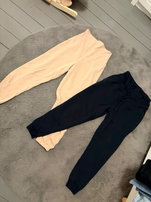 Gravid kläder  - 2 mjukisar passar M, 2 par shorts M 4 T-shirt strl xs,S och L den grå har fläckar jag inte provat att få bort)  En långärmad svart  En mag bälte/gravid bälte  