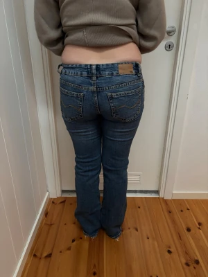 blåa jeans  - mörk blåa jeans, super fina och bra skick men tyvärr blivit för små nu, lite detaljer på rumpan  