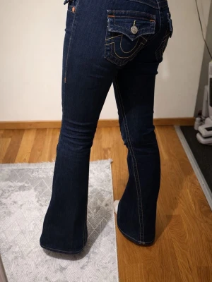 Mörkblå bootcut jeans från True Religion - Säljer ett par mörkblå bootcut jeans från True Religion . W25, stretchiga, inga tecken på användning och lågmidjade 
