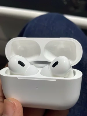 Apple AirPods Pro trådlösa hörlurar - Säljer ett par vita Apple AirPods Pro med laddningsetui. Hörlurarna har en stilren, kompakt design och är tillverkade i blank plast. Perfekta för dig som vill ha brusreducering och riktigt bra ljud i ett smidigt format.