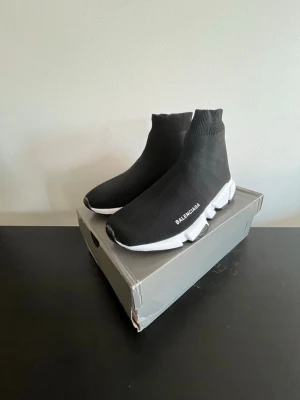 B@lenciaga - Har aldrig använt de, eftersom tyckte inte om dem o de it min stil bara, om ni vill diskutera om priset så skriv till mig✍️