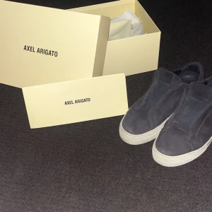 Axel arigato skor - Riktigt snygga arigato 360 laceless. De är i riktigt fint skick och perfekt för dig som söker skor till sommaren. Köpte det för ca 1 år sedan i Stockholm. Om du har frågor är det bara och skriva. Priset är inte hugget i sten. (jag kan ta emot byten)