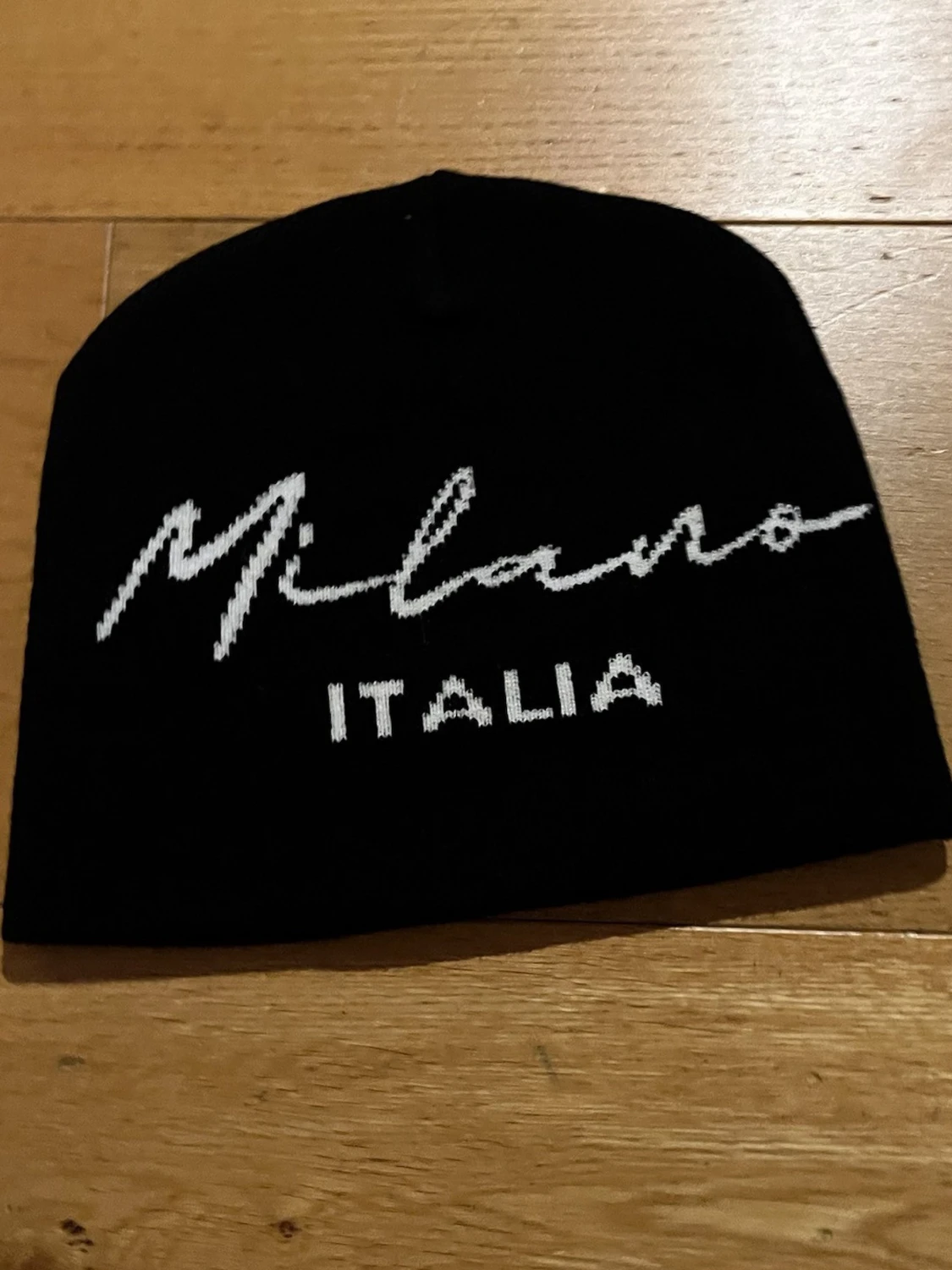 Milano Italia svart och vit mössa - 2