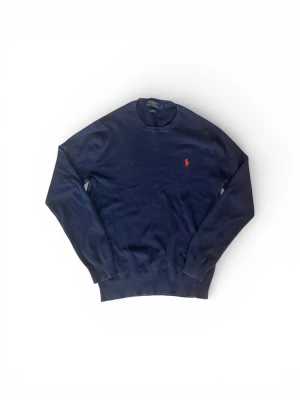 Ralph lauren tröja - • Stickad Ralph lauren tröja ✅ • Mörkblå 🔵 • Bra pris 💰 • Priset kan diskuteras 🗣️ • Nypris ca 2000kr 💵 • Skickas fort 💨 • Extra saker kommer med 🍬 🤫 • Premium förpackning