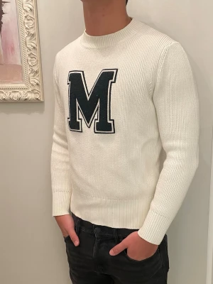 Morris stickad tröja - Säljer en otroligt snygg och stilig stickad tröja med ett stor M i mitten från Morris | Storlek: S men passar XS | Skick: 8/10, inga defekter | Nypris: 2300kr men vårat är 599 | Hör av dig vid minsta lilla fundering 💭 