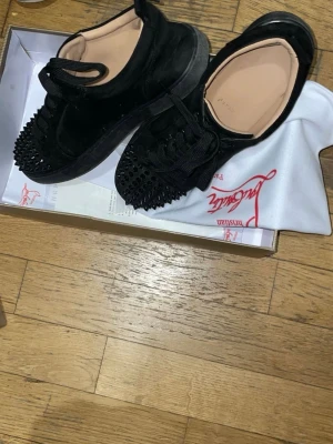 christian louboutins - Som nya använda i storlek 40 max 3 testade gånger inte min smak inga defekter svarta med spikar allt medföljs kartong,papper,bag etc kan mötas i Göteborg och frakta dessutom gå ner i pris vid snabb affär mvh Daniel E