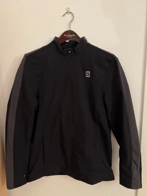 Svart vindjacka från Nike - Nike vindjacka. Haft några år. Strl S, men skulle nog säga att den känns lite mer S/M
