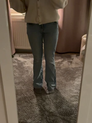 Ljusblå bootcut jeans - Säljer ett par ljusblå bootcut jeans midwaist (omsydda men inget som syns/märks). Säljer för dom blivit för stora. Använda men syns bara precis nere vid fötterna där dom blivit lite ”fransiga” därav priset☺️☺️