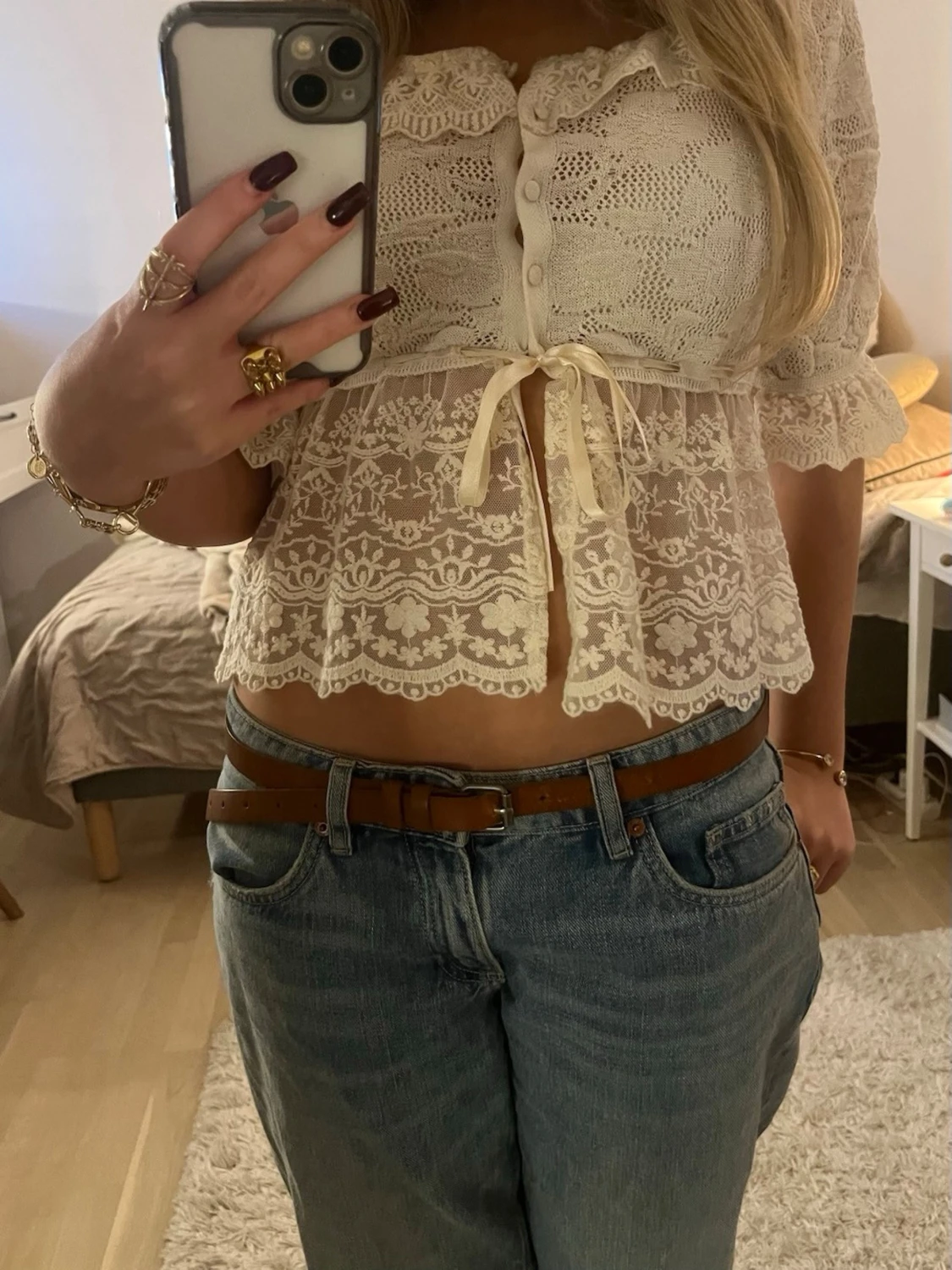 Vit spetsblus med knappar och rosett - 2