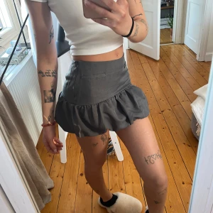 Kjol - Supersöt grå ballongkjol ifrån Urban Outfitters! Helt ny i storlek xxs💕
