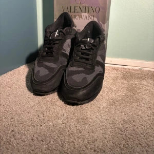 Valentino Rockrunner sneakers  - Säljer ett par tvärfetta Valentino Rockrunner sneakers i svart och grått camouflagemönster. Nästan helt nya, Andvända ett par gånger, små defekter på insidan av skorna, och väldigt unika. Box tillgår och priset kan diskuteras!