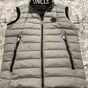 Moncler väst - Säljer en Moncler väst, vid snabb affär är pris justerbart!