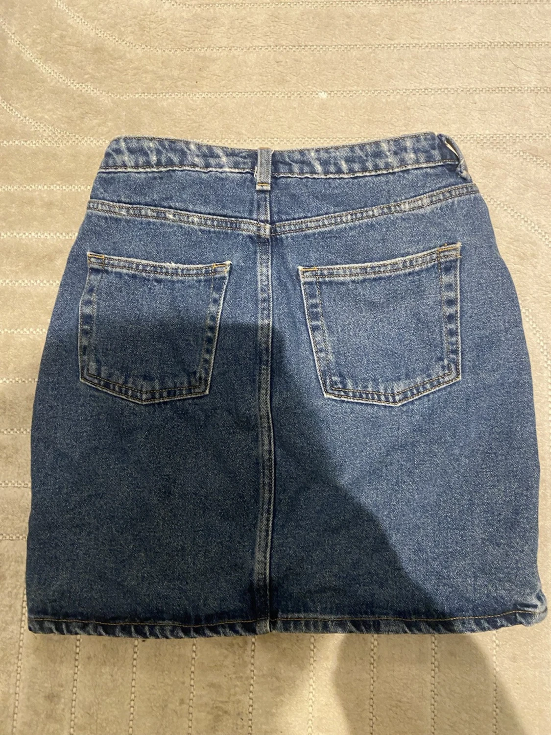 Blå jeanskjol med slitningar - 1