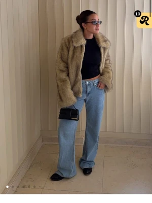 Ljusblåa raka jeans med låg midja  - Säljer ett par ljusblå jeans med rak och lös passform samt hög midja. Jeansen kommer från NAKD och är i storlek 32 men passar lätt någon i storlek 34 .Perfekta för en avslappnad och trendig look.