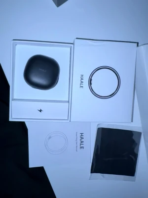 Svart smart ringladdare från HAALE - Säljer en rose gold smart ring från HAALE. Kommer i originalförpackning med laddningskabel och manual. Har precis öppnat den endast för att se den och ta bilder. Kostar 1999kr 