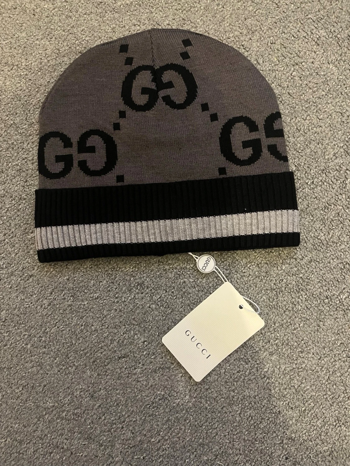 Grå mössa med GG-logga från Gucci