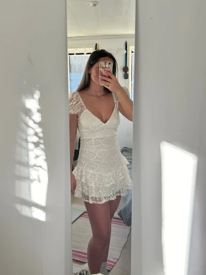 Studentklänning/vit klänning - Säljer min superfina studentklänning från Hello Molly. Köptes för cirka 1300 kr och bara använd en gång. Var så nöjd med denna!! 🥰🥰har en ganska öppen rygg med en jättefin rosett men man behöver enligt mig inte ha bh i då den sitter väldigt bra fram 💕kan fixa bättre bilder om nån vill!