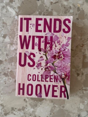 It Ends With Us av Colleen Hoover - En gripande roman av Colleen Hoover skriver på engelska!!. Perfekt för dig som gillar känslosamma berättelser och modern skönlitteratur.