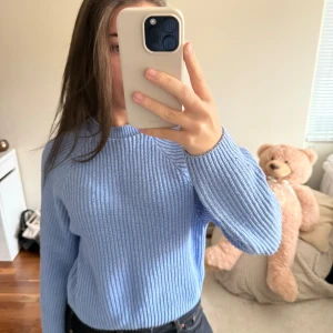 Ljusblå stickad tröja DF YOUNG - Säljer en ljusblå stickad tröja från DF YOUNG i storlek XS. Tröjan har en klassisk rund halsringning och är ribbstickad med långa ärmar. Perfekt för att addera lite färg till din garderob men även en snygg färg till sommaren att ha på sommarkvällar.