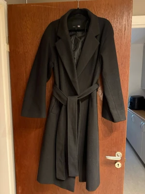 Kappa - Kappa från Lager 157, väldigt fin och bra passform. Lätt och väldigt stilren! Skön att ha på höst vår och vinter med en tjockare tröja under. 