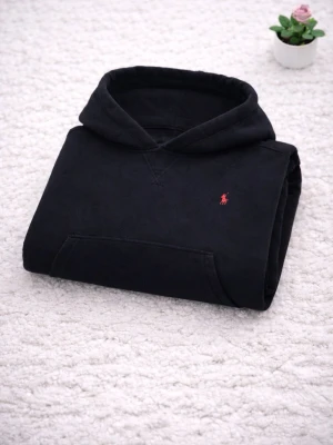 Ralph Lauren hoodie - Klassisk Ralph Lauren-hoodie i storlek XL barn, vilket motsvarar ungefär herr S. Tröjan är i mycket fint skick överlag. Det finns ett litet hål (se bild) samt att tyget kan upplevas något urtvättat, inget som stör helhetsintrycket.  Perfekt vardagströja av bra kvalitet.  Hör gärna av dig vid frågor eller om du vill ha fler bilder!😊