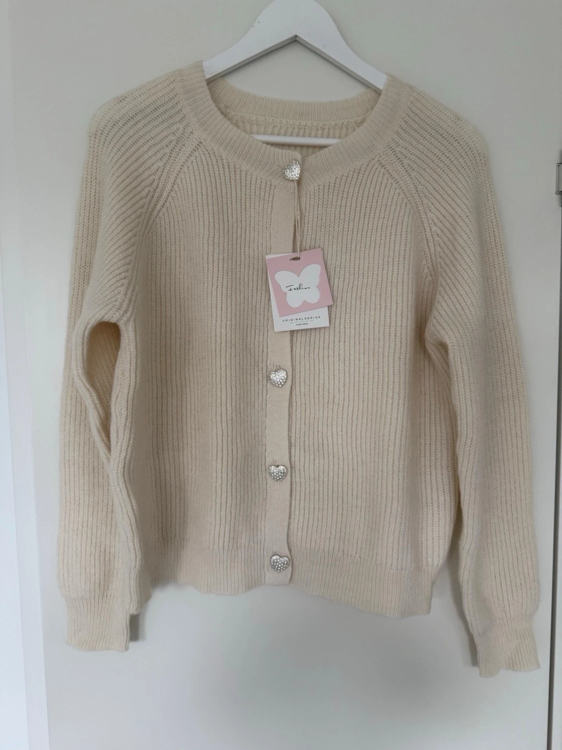 Beige kofta med hjärtknappar
