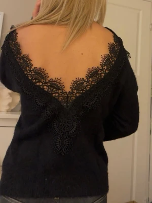 Svart tröja med spetsdetaljer - Mysig svart tröja med djup v-ringning i ryggen och dekorativa spetsdetaljer!☺️💗