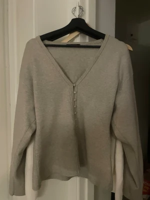 Fin tröja - Stilren beige kofta som passar till alla situationer storlek M säljer eftersom den är förstår, priset kan diskuteras 🥰