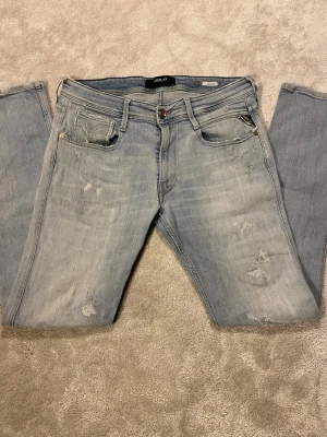 Replay jeans  - Säljer feta Replay Replay jeans! Storlek. Är W32 L34 och modellen är Anbass. Jeansen är i fin skick förutom defekten vid bild 5. Skriv för frågor eller liknande!!!