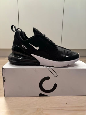 Air Max 270 - Använda typ 4 korta tillfällen basically helt nya sköna skor. Orginalpris 1500kr, original box kommer med